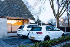 Houten pergola boven een zitterras in de tuin