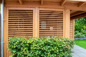 Drone-bovenaanzicht van een aangelegde tuin met terras en plantvakken