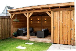 Ruime achtertuin met gazon, terras en beplanting