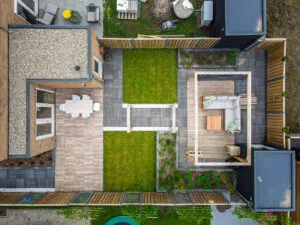 Aangelegde tuin met terras en volle beplanting