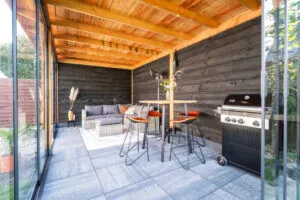 Nieuw aangelegde oprit en looppad met sierbestrating