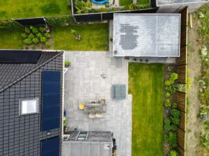 Achtertuin met zitplek, gazon en beplanting