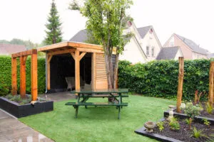 Drone-opname van een tuin met terras en plantvakken