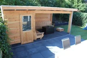 Houten overkapping boven een zitterras