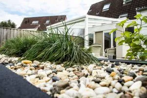 Detail van strak aangelegde sierbestrating in een tuinpad