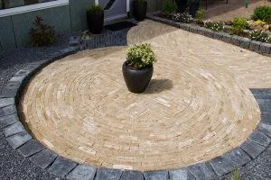 Strak aangelegde tuinpaden in sierbestrating