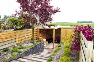 Aangelegde tuin met waterelement en beplanting