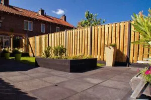 Volle plantvakken met gevarieerde tuinbeplanting