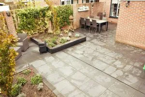 Houten detail van een door Bart gemaakte tuinberging met strakke latten