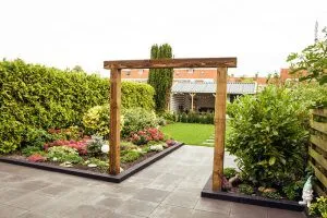 Detail waar bestrating en plantvak elkaar ontmoeten